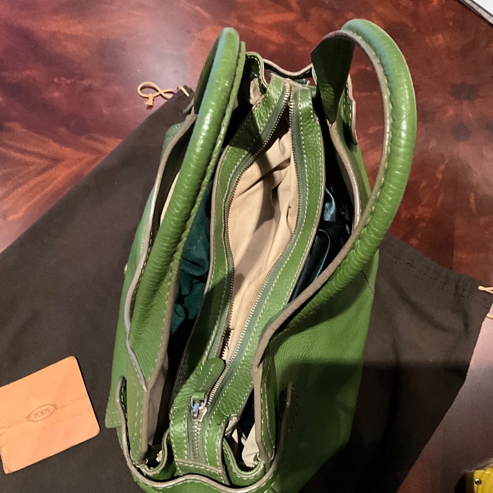 TOD’S spring green leather hand bag with gold capsules, three compartments - Picture 7 of 9